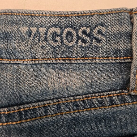 Beautiful pre-owned Vigoss women's embroidered jean shorts, size 10. - Picture 8 of 9